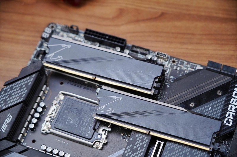 搭载镁光颗粒，性能散热一流，超频5800MHz，全面飞起