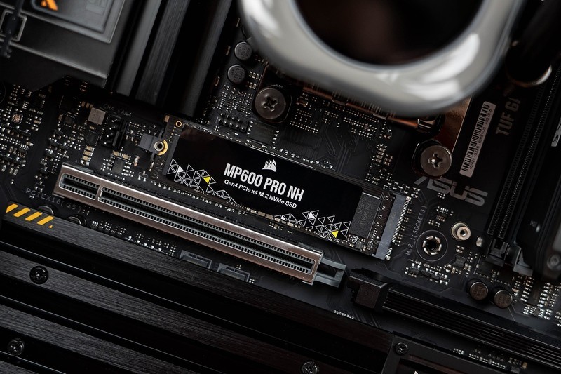 一步到位解决容量焦虑的难题，8TB PCIe 4.0x4 SSD太猛了！