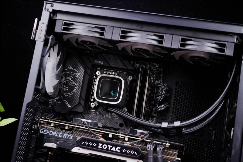 搭载镁光颗粒，性能散热一流，超频5800MHz，全面飞起