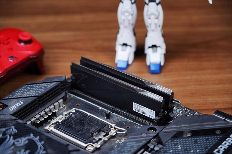 搭载镁光颗粒，性能散热一流，超频5800MHz，全面飞起