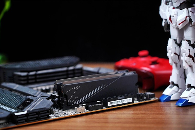 搭载镁光颗粒，性能散热一流，超频5800MHz，全面飞起