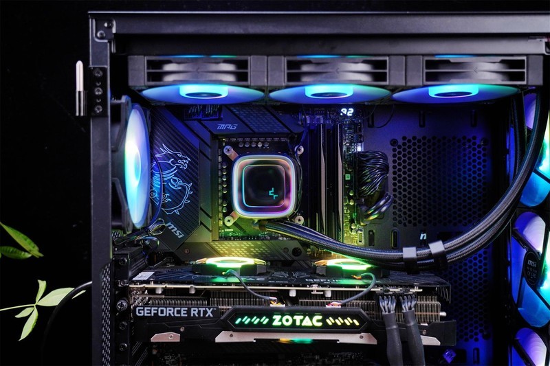 搭载镁光颗粒，性能散热一流，超频5800MHz，全面飞起