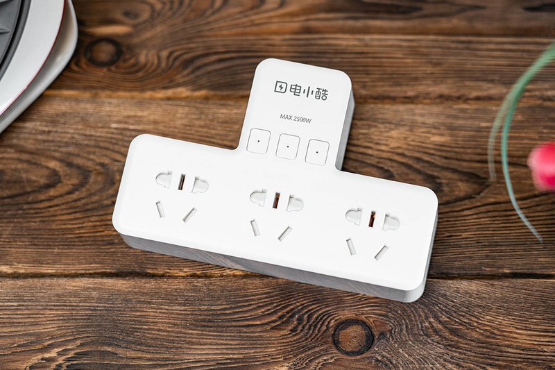 在智能家居的风口中，连插排都不甘寂寞，电小酷确实有点酷
