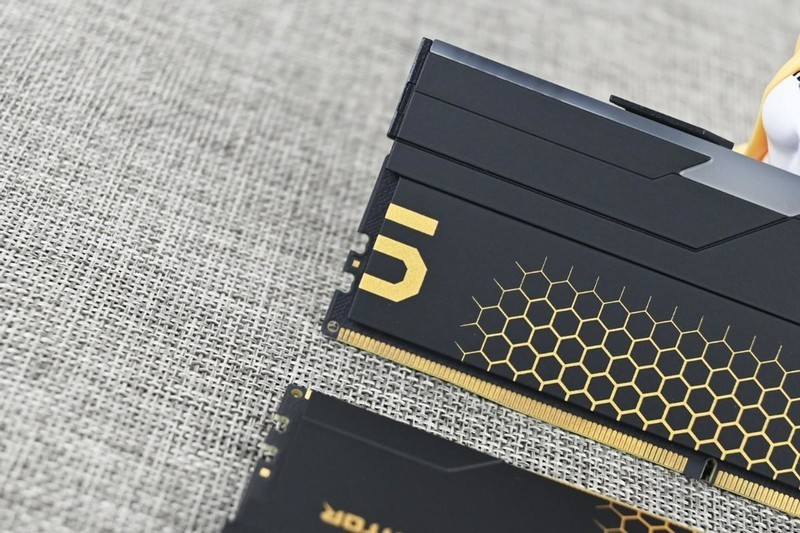 宏碁掠夺者Hermes冰刃DDR5 6400 32G内存开箱试玩：稳超7400MHz过测