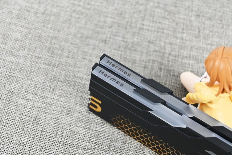 宏碁掠夺者Hermes冰刃DDR5 6400 32G内存开箱试玩：稳超7400MHz过测