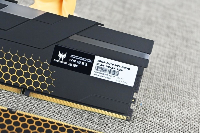 宏碁掠夺者Hermes冰刃DDR5 6400 32G内存开箱试玩：稳超7400MHz过测