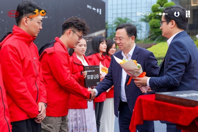 比亚迪成立30周年大手笔，抽60位幸运儿送豪车，大奖兑现交车