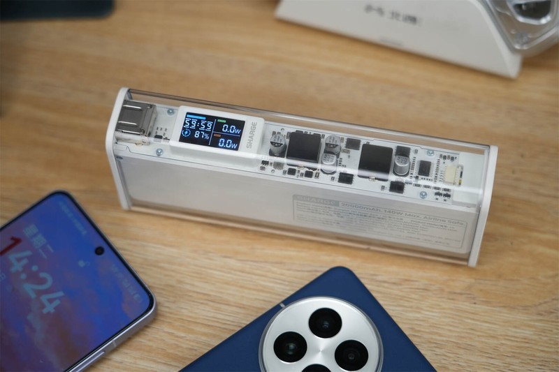 65W自充1.5小时满血！闪极银翼Pro让多设备回血快过同行3倍