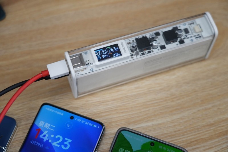 65W自充1.5小时满血！闪极银翼Pro让多设备回血快过同行3倍