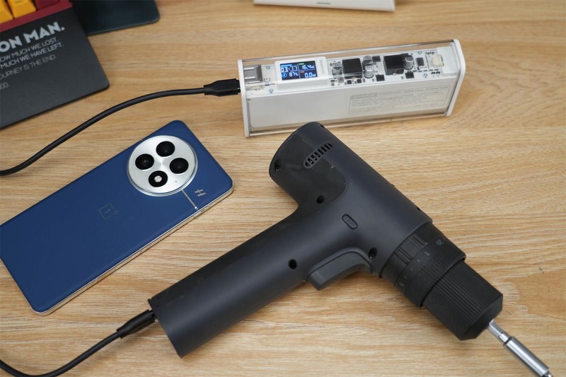 65W自充1.5小时满血！闪极银翼Pro让多设备回血快过同行3倍