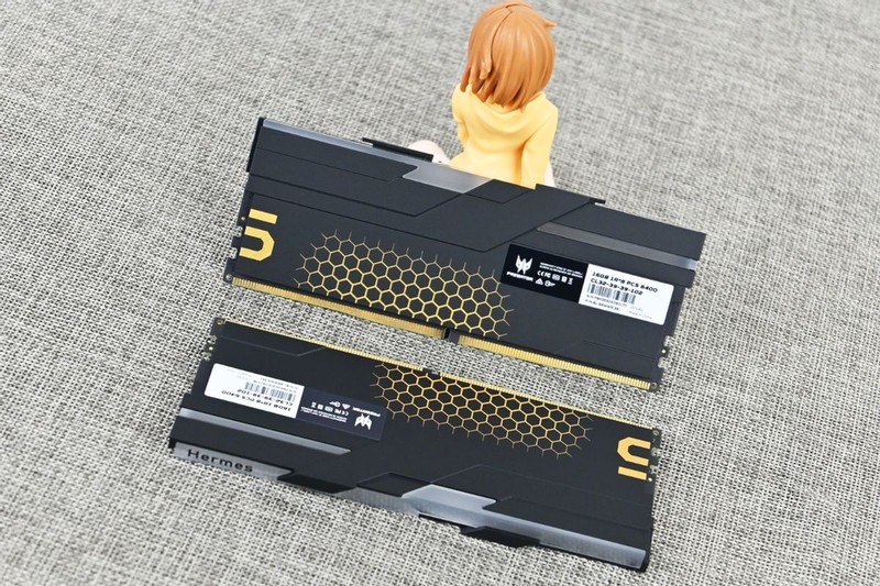 宏碁掠夺者Hermes冰刃DDR5 6400 32G内存开箱试玩：稳超7400MHz过测
