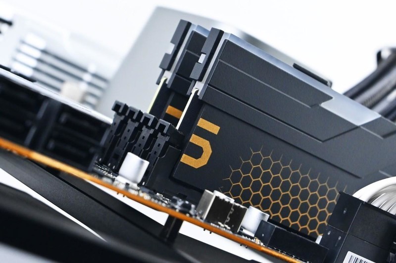 宏碁掠夺者Hermes冰刃DDR5 6400 32G内存开箱试玩：稳超7400MHz过测