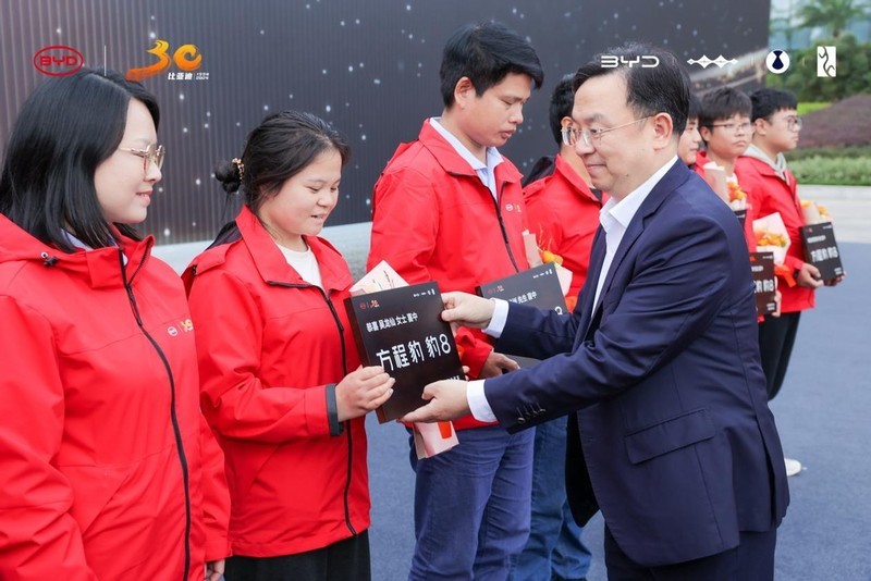 比亚迪成立30周年大手笔，抽60位幸运儿送豪车，大奖兑现交车