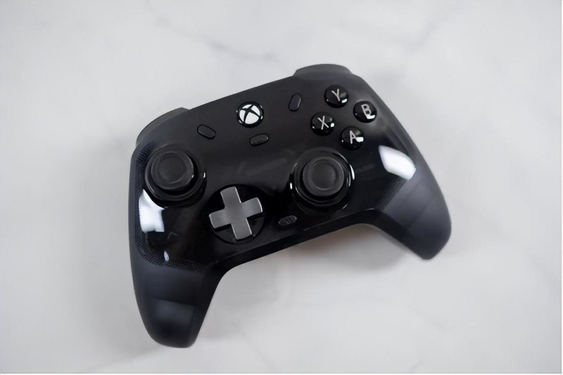 手感优秀，灯光效果出色，支持XBOX，盖世小鸡影舞者游戏手柄体验