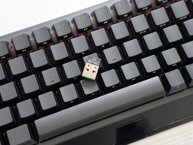 可玩性拉满的全能小键盘，雷蛇黑寡妇蜘蛛V4迷你无线版晒单