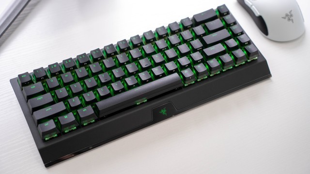 可玩性拉满的全能小键盘，雷蛇黑寡妇蜘蛛V4迷你无线版晒单