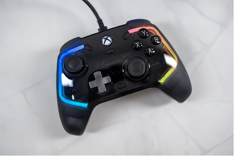 手感优秀，灯光效果出色，支持XBOX，盖世小鸡影舞者游戏手柄体验