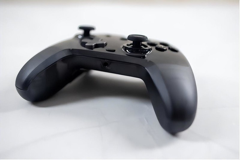 手感优秀，灯光效果出色，支持XBOX，盖世小鸡影舞者游戏手柄体验