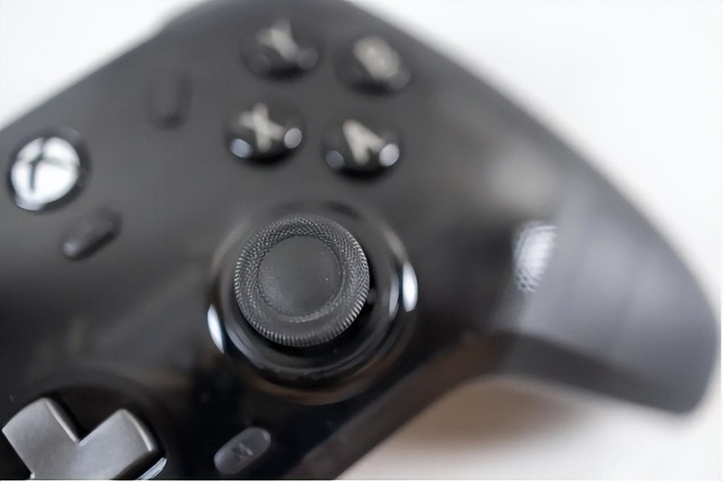 手感优秀，灯光效果出色，支持XBOX，盖世小鸡影舞者游戏手柄体验