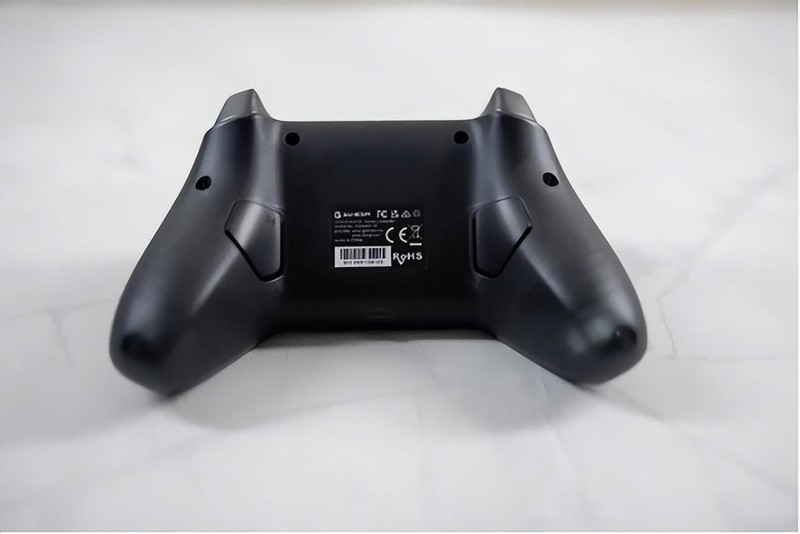 手感优秀，灯光效果出色，支持XBOX，盖世小鸡影舞者游戏手柄体验