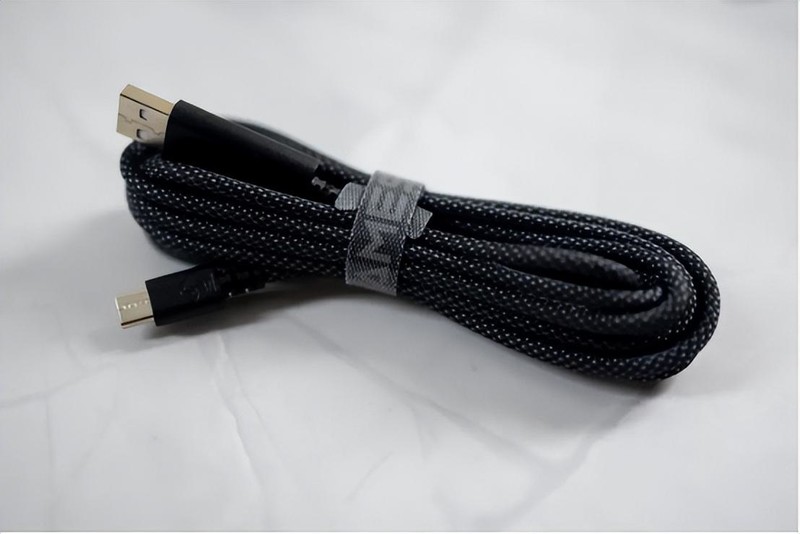 手感优秀，灯光效果出色，支持XBOX，盖世小鸡影舞者游戏手柄体验