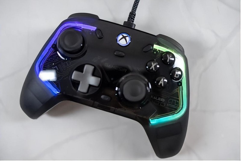 手感优秀，灯光效果出色，支持XBOX，盖世小鸡影舞者游戏手柄体验