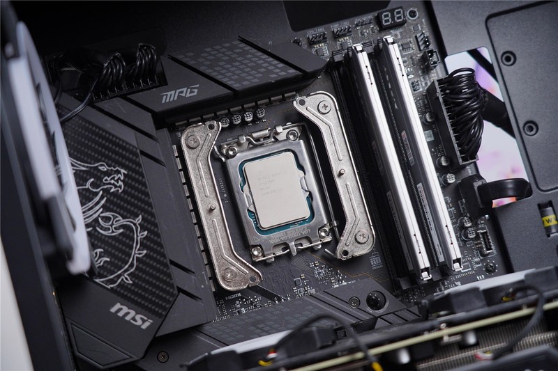 弯道超车？旗舰风冷搭载显示屏，泽洛幻瞳BEG600带你迈进新纪元！