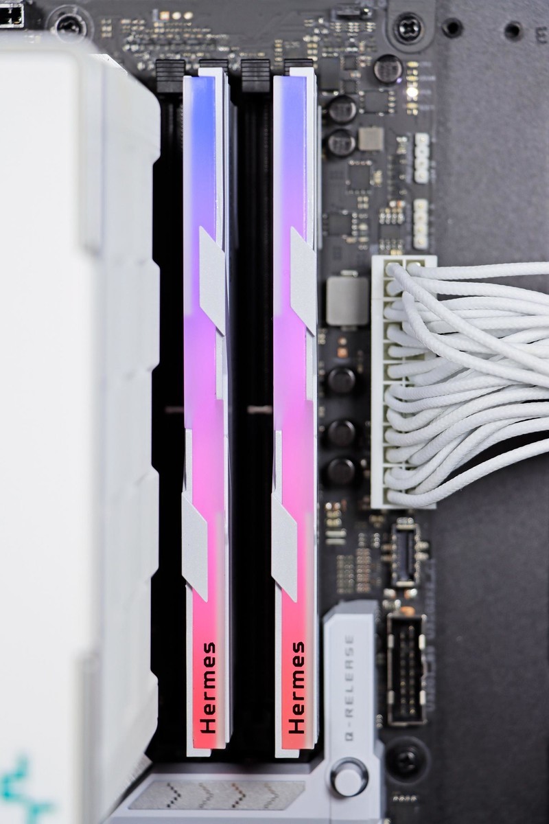 怒超 DDR5 7600！宏碁掠夺者 Hermes DDR5 6800 16g*2 CL32