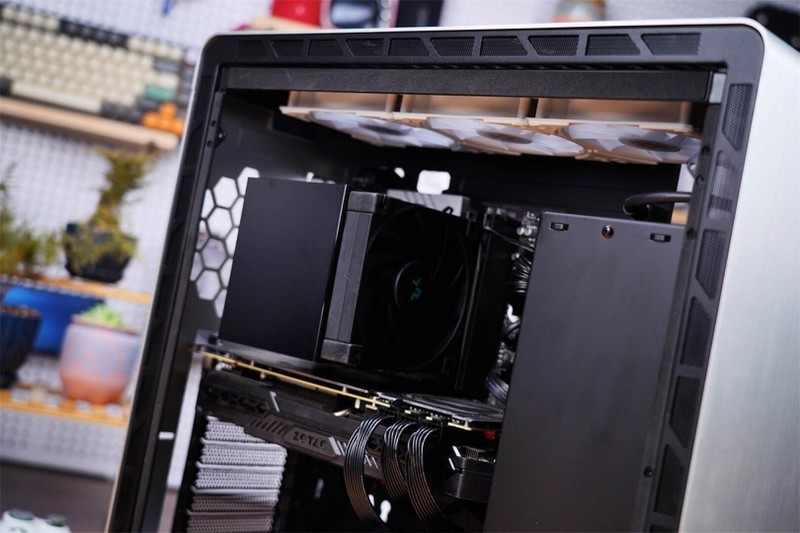 镁铝合金材质，打造乔思伯UMX6S机箱的优秀品质，值得你拥有！