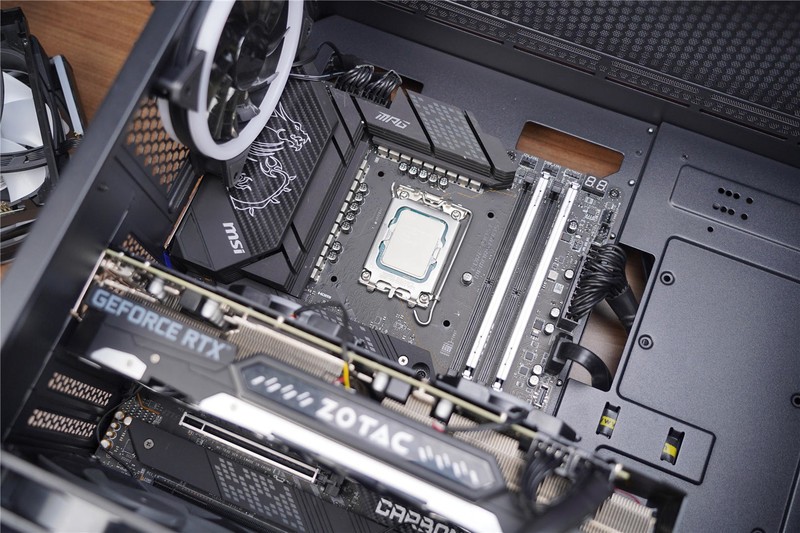 弯道超车？旗舰风冷搭载显示屏，泽洛幻瞳BEG600带你迈进新纪元！