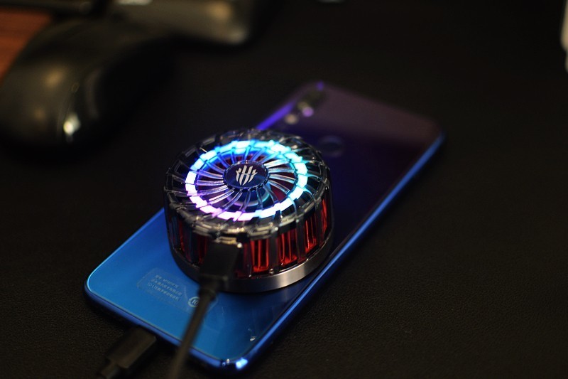 卓越散热 清凉体验 红魔磁吸散热器4Pro