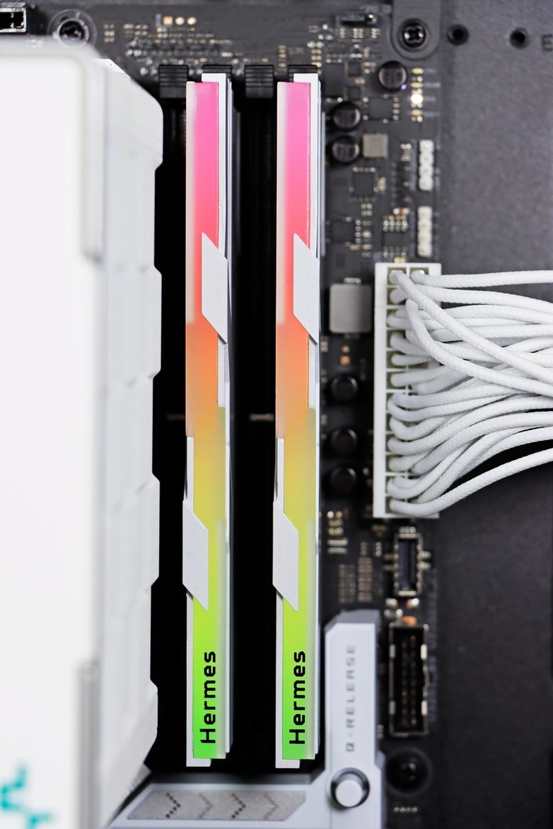 怒超 DDR5 7600！宏碁掠夺者 Hermes DDR5 6800 16g*2 CL32