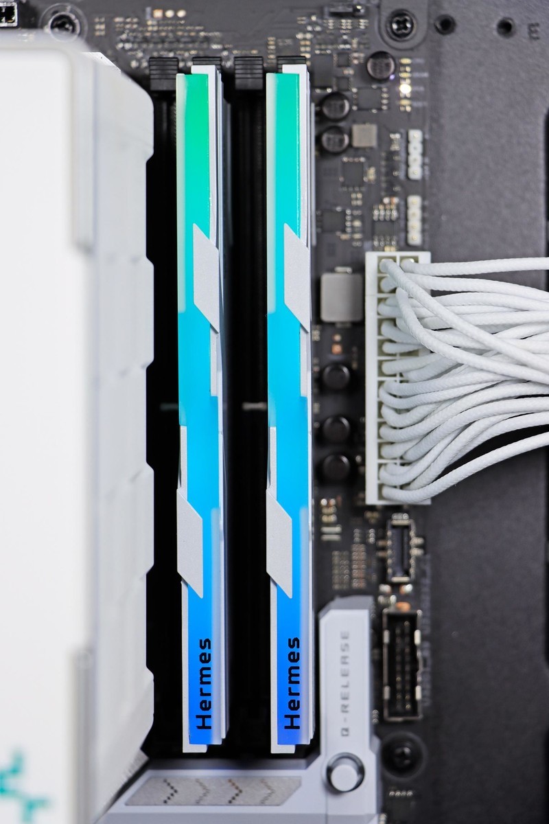 怒超 DDR5 7600！宏碁掠夺者 Hermes DDR5 6800 16g*2 CL32