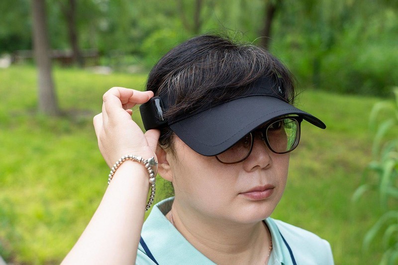 设计师脑洞真大，把蓝牙耳机做成遮阳帽，户外运动能听音乐又防晒