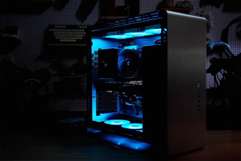 镁铝合金材质，打造乔思伯UMX6S机箱的优秀品质，值得你拥有！