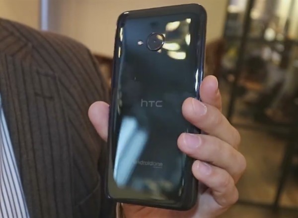 明天发！HTC全面屏U11+上手曝光：半透明后背销魂