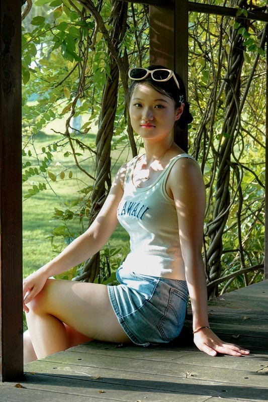 公园藤廊小妹妹--（习拍人像）