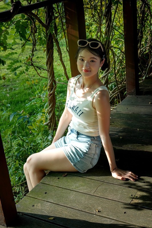 公园藤廊小妹妹--（习拍人像）