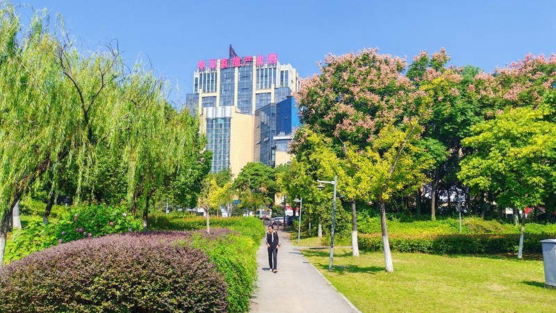 扁担河边