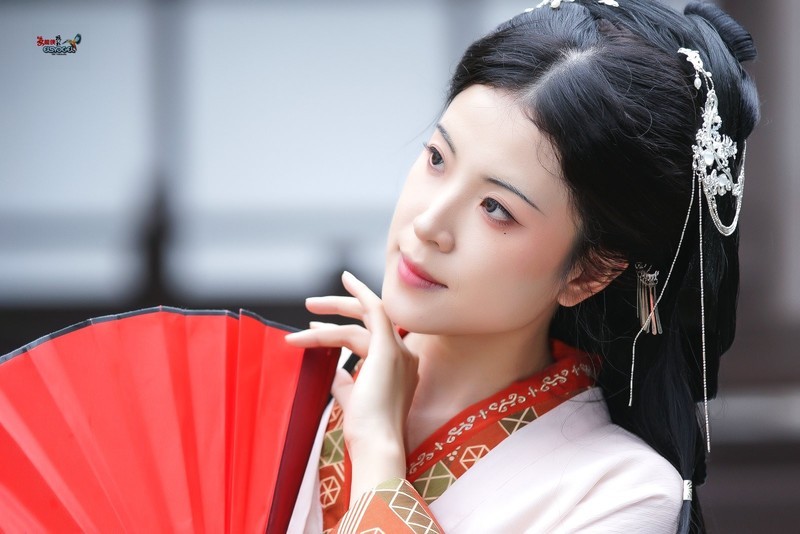 【庭院红扇·汉服佳人】---文心