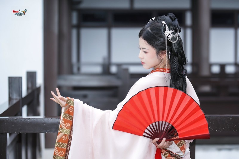 【庭院红扇·汉服佳人】---文心