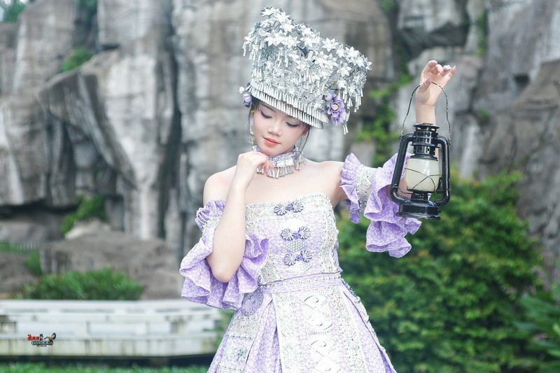 【紫韵苗风·灯影寻幽】---婷儿