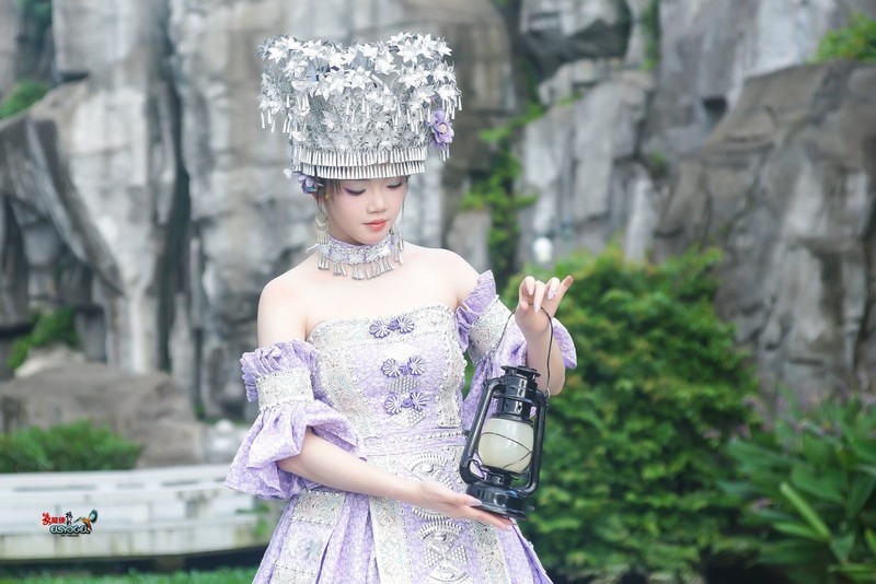 【紫韵苗风·灯影寻幽】---婷儿