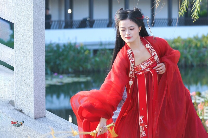 【红裙弄影】---嘉雯