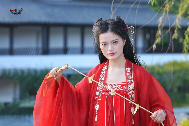 【红裙弄影】---嘉雯