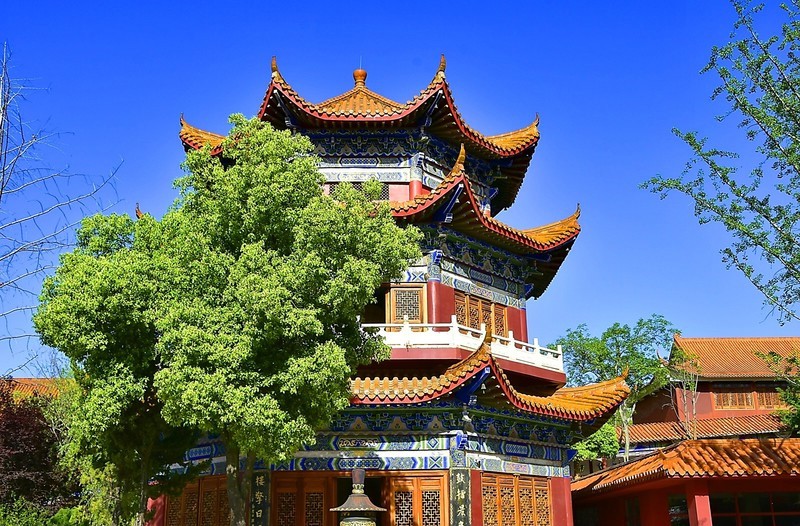 琉璃胜景灵泉寺