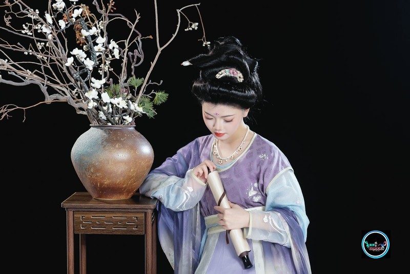 【唐风婉韵，执卷凝思】---婷儿