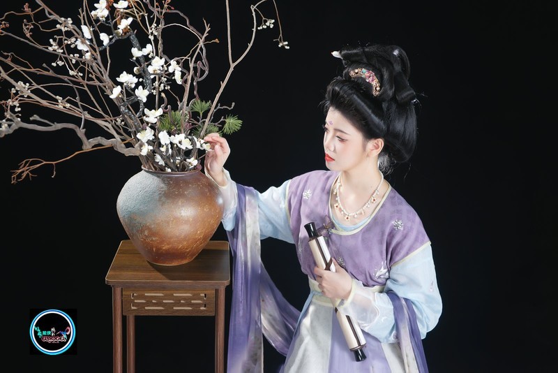 【唐风婉韵，执卷凝思】---婷儿