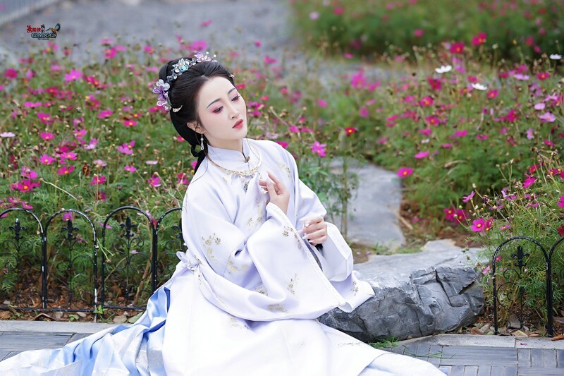 【紫衫映花】---芸妮