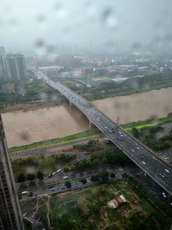 漫步星城 （1121）窗外的世界被雨水打湿
